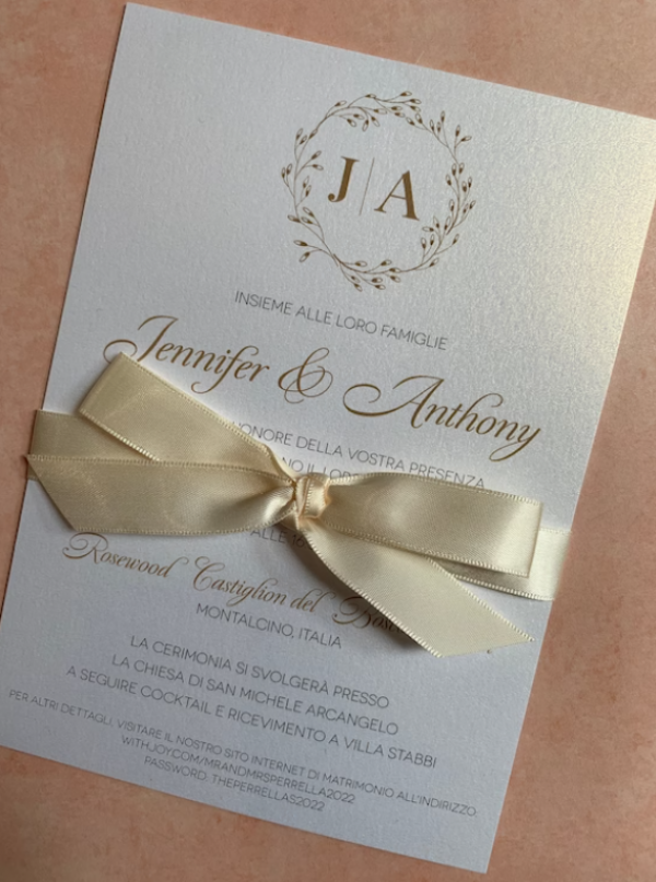 Klasik dengan hiasan pita satin dan bingkai emas